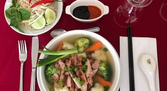 Des plats asiatiques, comme la soupe au poulet et légumes, feront partie de la carte.