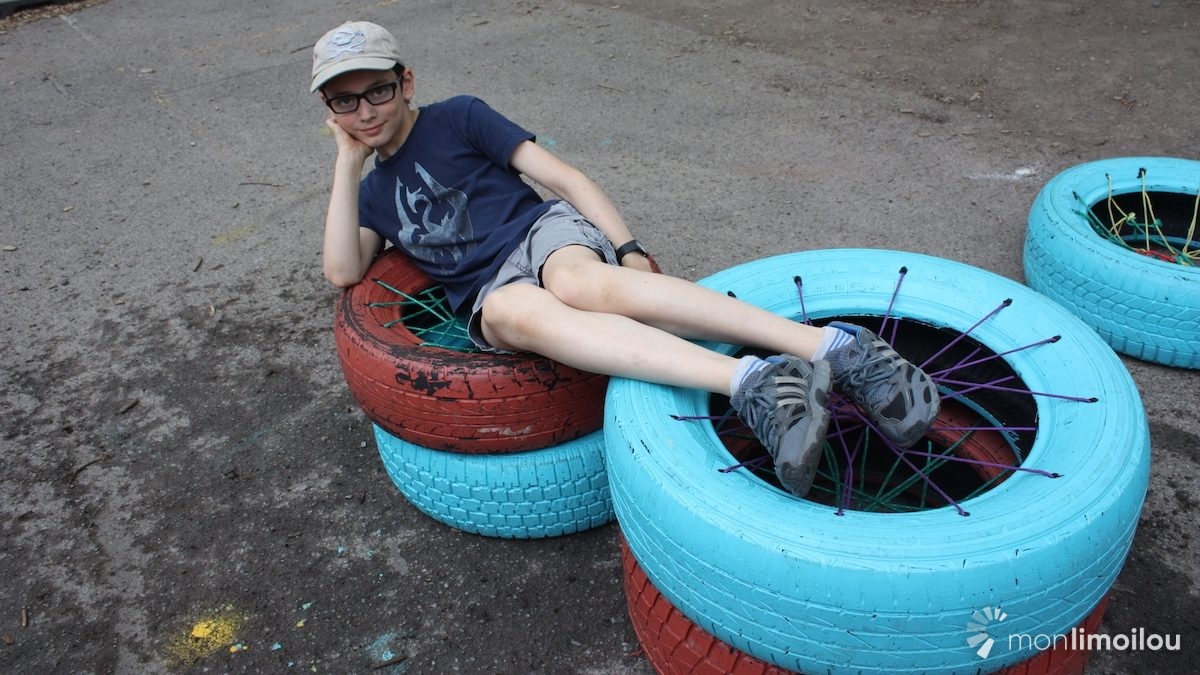 Des pneus recyclés font office de sièges mobiles.