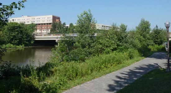 Parc linéaire de la rivière Saint-Charles avec vue sur le pont Drouin. 2018.