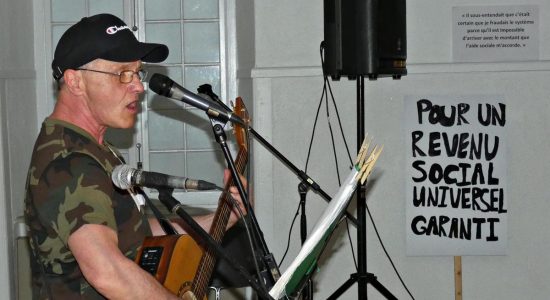 Le chanteur et guitariste Noël Grenier à l'animation de la soirée.