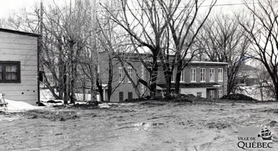 Remplissage de la rivière Lairet, près du boulevard Cardinal-Villeneuve. 4 mars 1967.