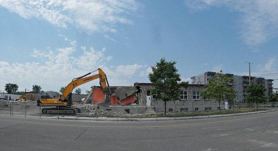 Écoquartier de la Pointe-aux-Lièvres : démolition de bâtiments industriels. 2 juillet 2020.