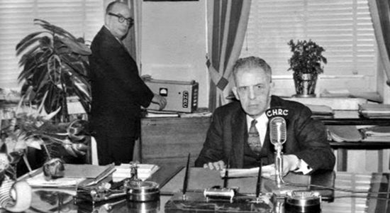 Jean-Maurice Hawey a agi comme Secrétaire (on dirait aujourd'hui Chef de cabinet) de plusieurs maires de Québec, de Grégoire, à Borne, à Hamel et Lamontagne. Ici, il assiste le Maire Hamel qui s'apprête à faire son émission radiophonique.