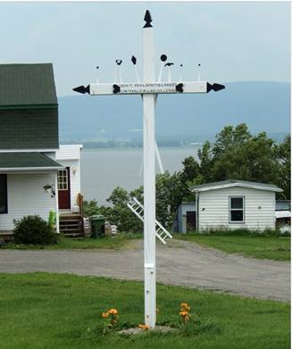 Une croix de type instruments de la passion dans la municipalité de Saint-François, à l’Île d’Orléans, en 2013.